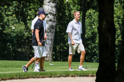 06.12 | Justin Bieber é visto jogando golfe na Suíça