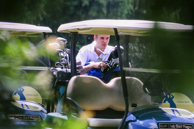 06.12 | Justin Bieber é visto jogando golfe na Suíça