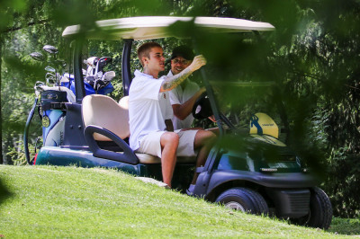 06.12 | Justin Bieber é visto jogando golfe na Suíça