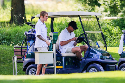 06.12 | Justin Bieber é visto jogando golfe na Suíça