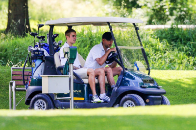06.12 | Justin Bieber é visto jogando golfe na Suíça