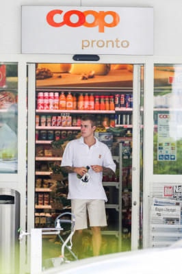 06.12 | Justin Bieber é visto jogando golfe na Suíça