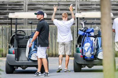 06.12 | Justin Bieber é visto jogando golfe na Suíça