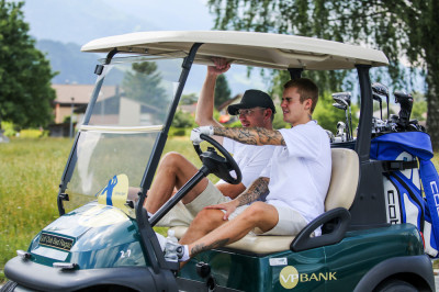 06.12 | Justin Bieber é visto jogando golfe na Suíça