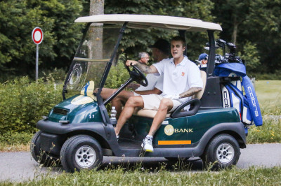 06.12 | Justin Bieber é visto jogando golfe na Suíça