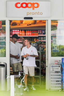 06.12 | Justin Bieber é visto jogando golfe na Suíça
