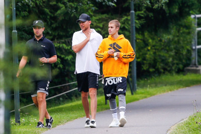 06.12 | Justin Bieber é fotografado na Suíça