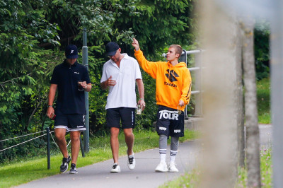 06.12 | Justin Bieber é fotografado na Suíça