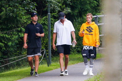 06.12 | Justin Bieber é fotografado na Suíça
