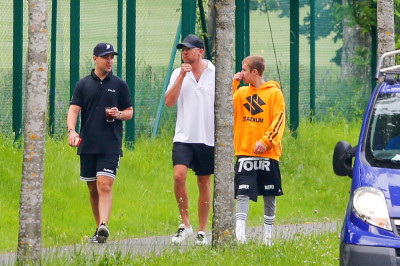 06.12 | Justin Bieber é fotografado na Suíça