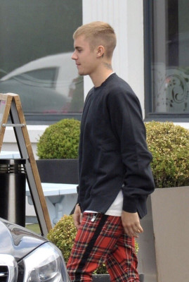 22.06 | Justin Bieber é fotografado em Kildare, Irlanda