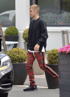 22.06 | Justin Bieber é fotografado em Kildare, Irlanda