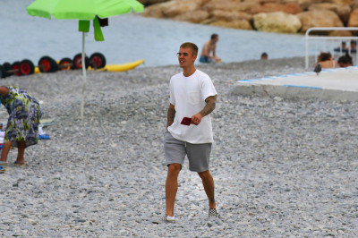 24.06 | Justin Bieber na praia em Nice, França