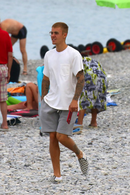 24.06 | Justin Bieber na praia em Nice, França