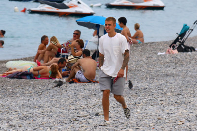 24.06 | Justin Bieber na praia em Nice, França