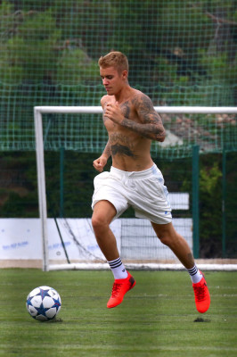 24.06 | Justin Bieber jogando bola em Nice, França