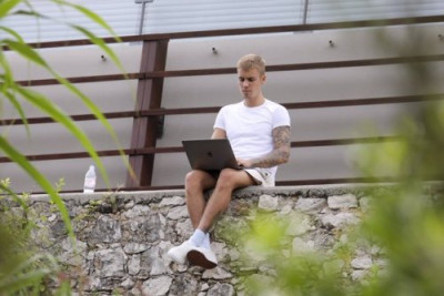 24.06 | Justin Bieber é fotografado em Saint-Tropez, França