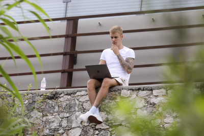 24.06 | Justin Bieber é fotografado em Saint-Tropez, França