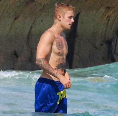 28.06 | Justin Bieber é fotografado na praia em Mónaco, Europa