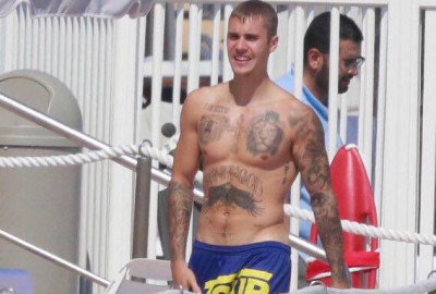 28.06 | Justin Bieber é fotografado na praia em Mónaco, Europa