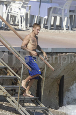 28.06 | Justin Bieber é fotografado na praia em Mónaco, Europa