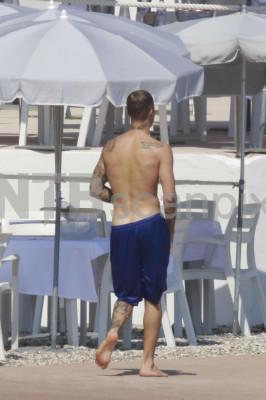 28.06 | Justin Bieber é fotografado na praia em Mónaco, Europa
