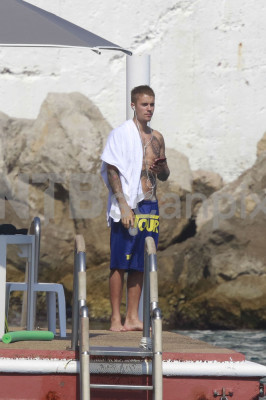 28.06 | Justin Bieber é fotografado na praia em Mónaco, Europa