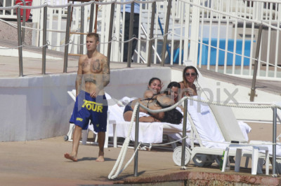 28.06 | Justin Bieber é fotografado na praia em Mónaco, Europa