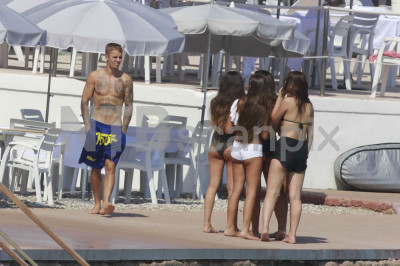 28.06 | Justin Bieber é fotografado na praia em Mónaco, Europa