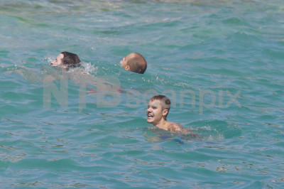 28.06 | Justin Bieber é fotografado na praia em Mónaco, Europa
