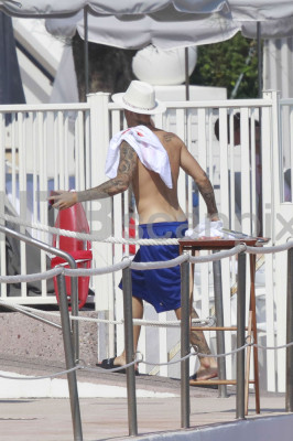 28.06 | Justin Bieber é fotografado na praia em Mónaco, Europa