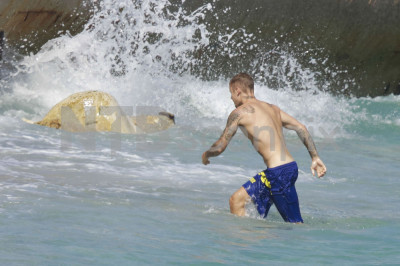 28.06 | Justin Bieber é fotografado na praia em Mónaco, Europa