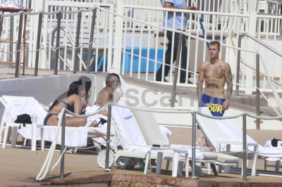 28.06 | Justin Bieber é fotografado na praia em Mónaco, Europa