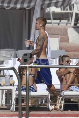 28.06 | Justin Bieber é fotografado na praia em Mónaco, Europa