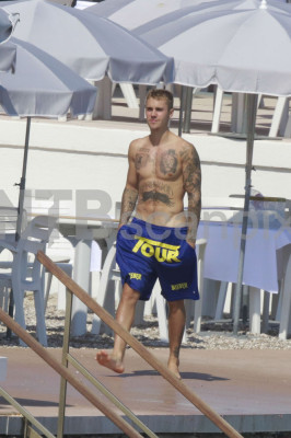 28.06 | Justin Bieber é fotografado na praia em Mónaco, Europa