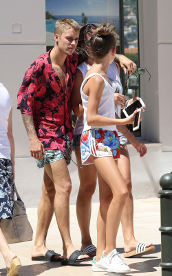 29.06 | Justin Bieber é fotografado em Saint-Jean-Cap-Ferrat, França