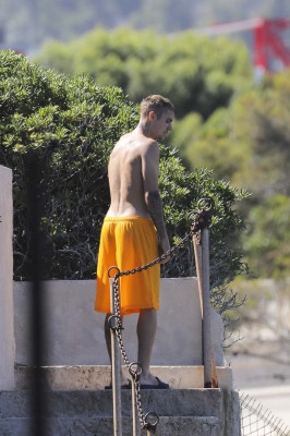 29.06 | Justin Bieber é fotografado em Saint-Jean-Cap-Ferrat, França