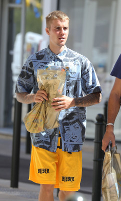 29.06 | Justin Bieber é fotografado em Saint-Jean-Cap-Ferrat, França