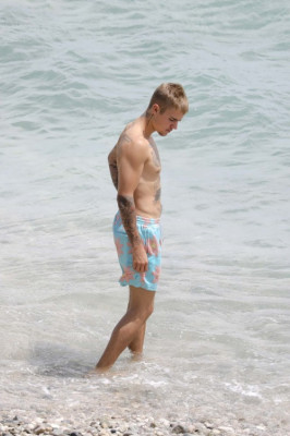 30.06 | Justin Bieber na praia em Saint-Jean-Cap-Ferrat, França