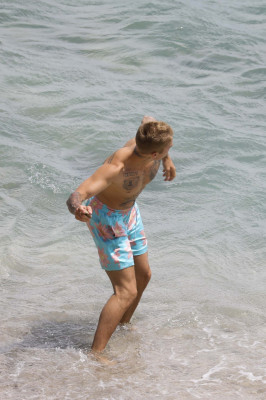 30.06 | Justin Bieber na praia em Saint-Jean-Cap-Ferrat, França