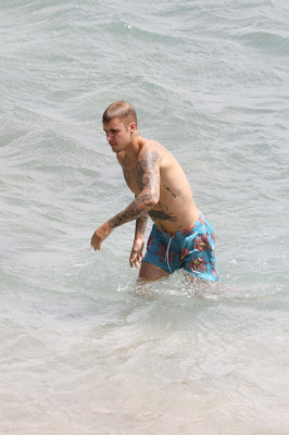 30.06 | Justin Bieber na praia em Saint-Jean-Cap-Ferrat, França