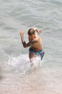30.06 | Justin Bieber na praia em Saint-Jean-Cap-Ferrat, França