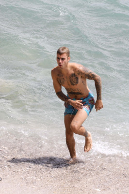 30.06 | Justin Bieber na praia em Saint-Jean-Cap-Ferrat, França