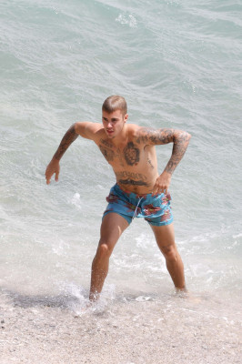 30.06 | Justin Bieber na praia em Saint-Jean-Cap-Ferrat, França