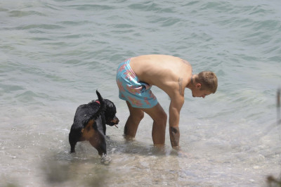 30.06 | Justin Bieber na praia em Saint-Jean-Cap-Ferrat, França