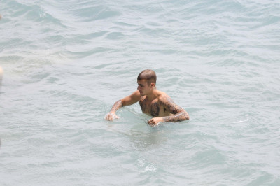 30.06 | Justin Bieber na praia em Saint-Jean-Cap-Ferrat, França