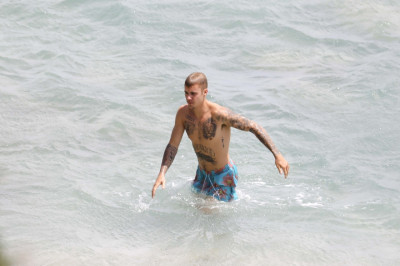 30.06 | Justin Bieber na praia em Saint-Jean-Cap-Ferrat, França