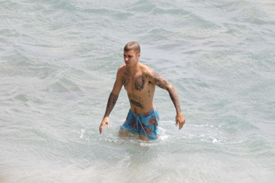 30.06 | Justin Bieber na praia em Saint-Jean-Cap-Ferrat, França