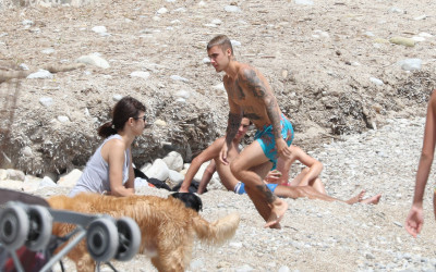 30.06 | Justin Bieber na praia em Saint-Jean-Cap-Ferrat, França