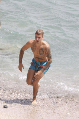30.06 | Justin Bieber na praia em Saint-Jean-Cap-Ferrat, França